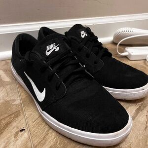 Nike SB Men's Black and White Sneakers
